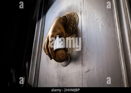 Golden Metal Art deco bussa alla porta antica Foto Stock