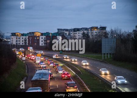 Mahon, Cork, Irlanda. 25th Gennaio 2022. Con l'abolizione delle restrizioni di Covid e il ritorno al posto di lavoro, il traffico è aumentato sulle strade principali. L'immagine mostra il flusso di traffico della mattina presto sul N40 a Mahon, Cork, Irlanda. - Credit; David Creedon / Alamy Live News Foto Stock