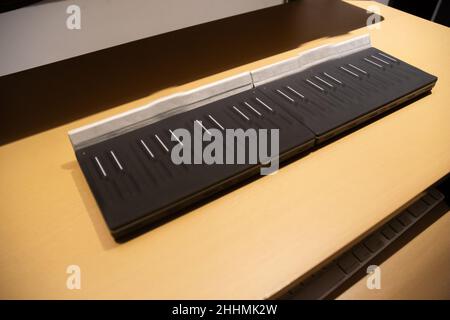 Controller di strumenti in uno studio di registrazione per compositori di musica digitale Foto Stock