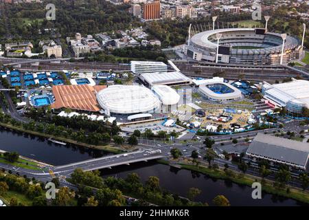 Melbourne, Australia. 25th Jan 2022. Tennis: Grand Slam - Australian Open. Il sito del torneo (davanti) e lo stadio di cricket MCG (in alto r.) sono visti dall'aria durante un volo. Credit: Frank Molter/dpa/Alamy Live News Foto Stock