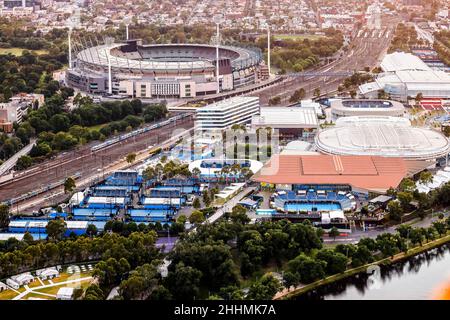 Melbourne, Australia. 24th Jan 2022. Tennis: Grand Slam - Australian Open. Il sito del torneo (davanti) e lo stadio di cricket MCG (in alto) sono visti dall'aria durante un volo. Credit: Frank Molter/dpa/Alamy Live News Foto Stock