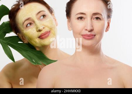 Medio età closeup viso donna prima dopo trattamento maschera di bellezza. Prima-dopo la pelle grinzosa. Estate anti invecchiamento maschera collagene su donna rughe viso è Foto Stock
