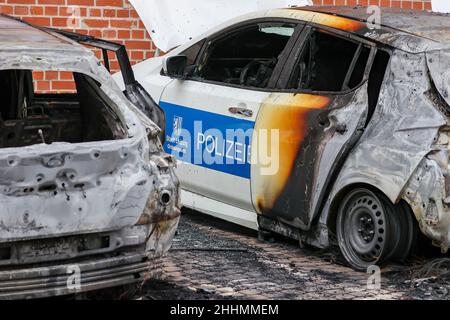 Lipsia, Germania. 25th Jan 2022. I veicoli del dipartimento di polizia di Lipsia sono bruciati nel cortile di un municipio. Nella notte a martedì (25,01.) è venuto al possibile attacco di arson su quattro automobili elettriche dell'ufficio di ordine pubblico di Lipsia. L'LKA ha preso il controllo dell'inchiesta. Credit: Jan Woitas/dpa-Zentralbild/dpa/Alamy Live News Foto Stock