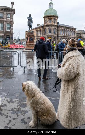 Leith, Edimburgo, Scozia, Regno Unito, 25 gennaio 2022. La statua di Robert Burns svelata: La statua, che è stata rimossa nel 2019 per i tram per i lavori di costruzione di Newhaven, ritorna a Bernard Street recentemente restaurato sulla notte Burns. La statua fu eretta dal Leith Burns Club nel 1898 Foto Stock