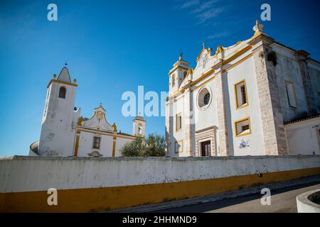 L'Igreja di Matriz de Veiros o Igreja de sao Salvador, a sinistra, e l'Igreja Nossa Senhora da Conceicao, a destra, nella città e Castello di Viros in Foto Stock