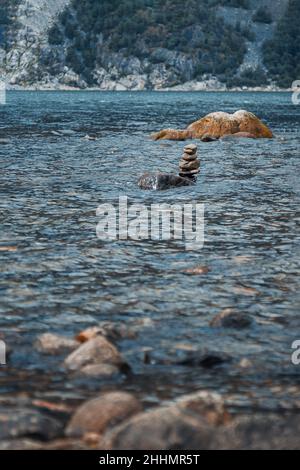 cairns sull'acqua, Norvegia Foto Stock