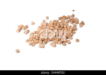 Pellets compressi in pezzi sul bianco Foto Stock