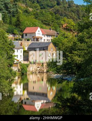 La città termale di Chateauneuf-les-Bains sulle rive del fiume Sioule nel cantone di Manzat, Pays de Combrailles nel dipartimento Puy-de-Dome di Foto Stock