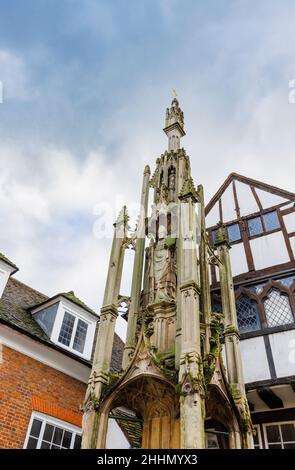 Il Buttercross, un monumento storico a croce Santa e punto di riferimento, High Street nel centro della città di Winchester con la statua di un vescovo, Hampshire, Inghilterra Foto Stock