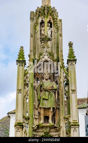 Il Buttercross, un monumento storico a croce Santa e punto di riferimento, High Street nel centro della città di Winchester con la statua di un re, Hampshire, Inghilterra Foto Stock