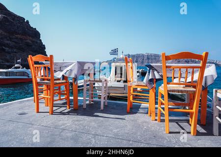 Tavolo per 6 con separazione sanitaria di fronte al mare. Santorini Foto Stock