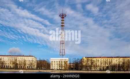 Torre delle telecomunicazioni a Minsk, la vista dal parco Kupala Foto Stock