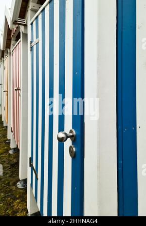 Porte in legno a righe di molti spogliatoi con una forte prospettiva Foto Stock