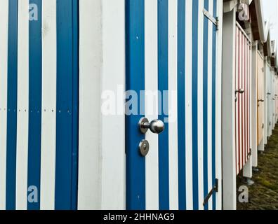 Porte in legno a righe di molti spogliatoi con una forte prospettiva Foto Stock