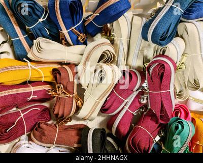 Molte zip in diversi colori Foto Stock