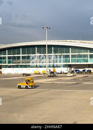 Aeroporto Sabiha Gokcen, Istanbul, Turchia - 15 gennaio 2022: Esterno dell'aeroporto internazionale Sabiha Gokcen, SAW. Passerella di terra e trattore per bagagli Foto Stock