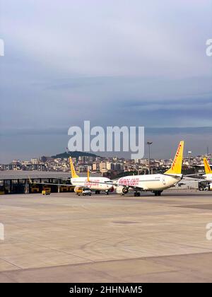 Aeroporto Sabiha Gokcen, Istanbul, Turchia - 15 gennaio 2022: Coda dell'aereo con logo Pegasus Airline all'esterno dell'aeroporto internazionale SAW con la città Foto Stock