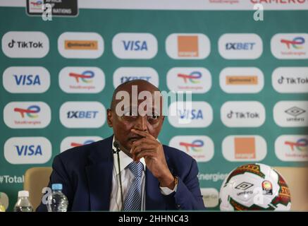 YAOUNDE, CAMERUN - GENNAIO 25: Presidente della Confederazione del calcio africano Patrice Motsepe durante la conferenza stampa alla Coppa Africa sulle Nazioni per quanto riguarda l'incidente con i tifosi prima della partita Camerun e Comore il 24/01/2022 Conferenza stampa allo Stade Ahmadou Ahidjo il 25 gennaio 2022 a Yaounde, Camerun. (Foto di SF) Credit: Sebo47/Alamy Live News Foto Stock