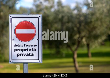 Stop sign NO ENTRY with the inscription private property no entry in italian, Private area information board outdoor in oliveto con olivi b Foto Stock