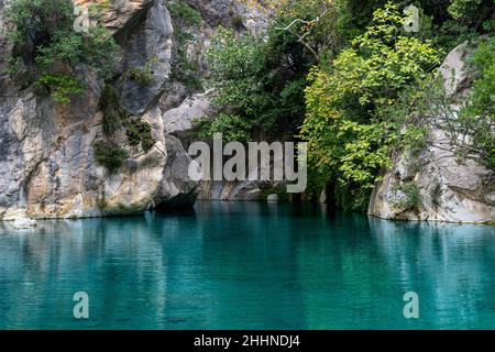 Canyon roccioso naturale con acqua blu limpida a Goynuk, Turchia Foto Stock