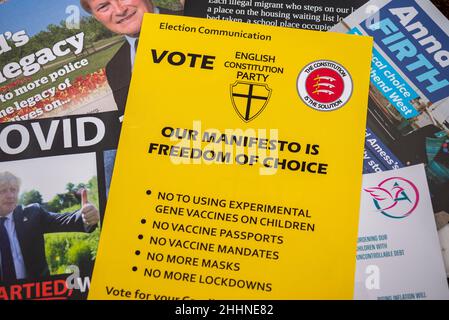 Southend on Sea, Essex, Regno Unito. 25th Jan 2022. Per il 3rd febbraio è stata fissata una rielezione per la circoscrizione del Southend West in sostituzione del deputato assassinato Sir David Amess. Il lavoro, la lib Dems e la riforma non stanno contestando il seggio, ma i democratici inglesi, il partito di Costituzione inglese, la Freedom Alliance e il candidato indipendente Jayda Fransen (anche del Partito della libertà britannico e ex EDL) sono tra quelli che contestano il seggio contro il conservatore Anna Firth. A livello locale sono stati forniti volantini per le campagne di partito con opinioni estreme, commentando l'immigrazione e il Covid 19 Foto Stock