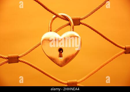Lucchetto d'amore a forma di cuore a Parigi. San Valentino sfondo giorno. Foto a toni. Felicità Foto Stock