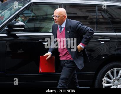 Londra, Regno Unito. 25th Jan 2022. Nadhim Zahawi, Segretario di Stato per l'Educazione, partecipa alla riunione settimanale del Gabinetto a Downing Street. Il primo Ministro Boris Johnson è sotto intensa pressione a seguito delle accuse di vari partiti al numero 10. Credit: Mark Thomas/Alamy Live News Foto Stock