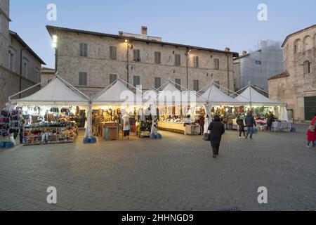 Mercatini di Natale, Piazza Arringo, Ascoli Piceno, Marche, Italia, Europa Foto Stock