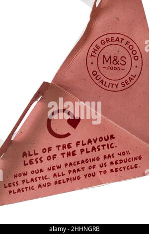 Tutto il sapore della plastica è ridotto, ora la nostra nuova confezione ha il 40% di plastica in meno. Tutto questo fa parte di noi che riduce la plastica e ti aiuta a riciclare - M&S Foto Stock
