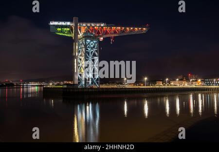 Titan Crane Clydebank Scozia nelle prime ore del mattino prima della luce del giorno. Foto Stock