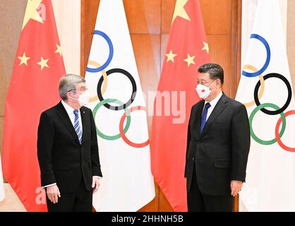 Pechino, Cina. 25th Jan 2022. Il presidente cinese Xi Jinping incontra il presidente del Comitato Olimpico Internazionale (CIO) Thomas Bach alla Diaoyutai state Guesthouse a Pechino, capitale della Cina, 25 gennaio 2022. Credit: Zhang Ling/Xinhua/Alamy Live News Foto Stock