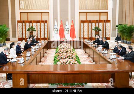 Pechino, Cina. 25th Jan 2022. Il presidente cinese Xi Jinping incontra il presidente del Comitato Olimpico Internazionale (CIO) Thomas Bach alla Diaoyutai state Guesthouse a Pechino, capitale della Cina, 25 gennaio 2022. Credit: Zhang Ling/Xinhua/Alamy Live News Foto Stock