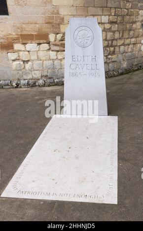 Tomba di Edith Cavell. La tomba di Edith Cavell, infermiera della prima Guerra Mondiale, eseguita dai tedeschi; Gravestone alla Cattedrale di Norwich, Norwich Norfolk UK Foto Stock