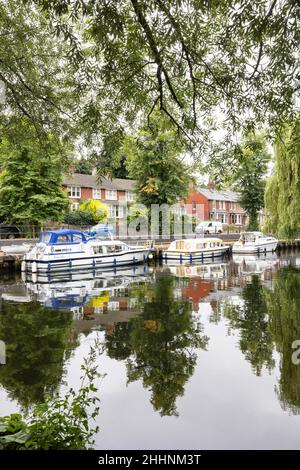 Il fiume Wensum, con barche e case nel centro di Norwich in estate, Norwich Norfolk UK Foto Stock