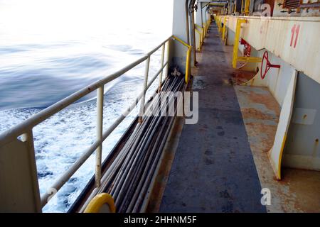Ponte principale della nave container durante la navigazione attraverso il mare calmo. Foto Stock