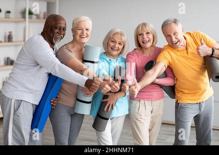 Gruppo di pensionati atletici che frequentano la lezione di fitness al centro di ritiro Foto Stock