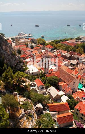 Omis città, Croazia - vista dall'alto dei tetti delle case, mare Foto Stock