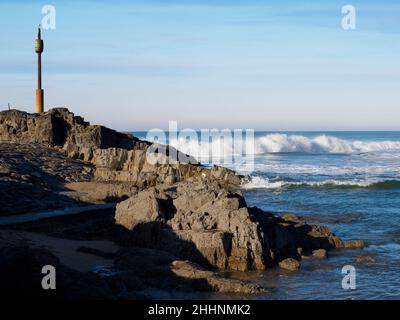 Barrel Rock, un faro per le barche delle rocce all'ingresso del porto che in alta marea sono per lo più sommersi, Bude, Cornovaglia, Regno Unito Foto Stock