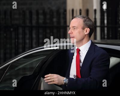 Londra, Regno Unito. 25th Jan 2022. Il vice primo ministro Dominic Raab arriva alle N0 10 per la riunione settimanale del gabinetto a Downing Street. Credit: Uwe Deffner/Alamy Live News Foto Stock