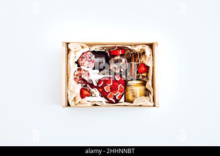 San Valentino scatola regalo con dolci, caramelle, vegetariano sano cibo biologico . Piatto San Valentino con confezione regalo con caramelle a forma di cuore yummy Foto Stock