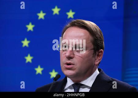 Bruxelles, Belgio. 25th Jan 2022. Il commissario dell'UE Oliver Varhelyi durante una conferenza stampa al termine del Consiglio di stabilizzazione e associazione dell'UE, a Bruxelles (Belgio), il 25 gennaio 2022. Credit: ALEXANDROS MICHAILIDIS/Alamy Live News Foto Stock