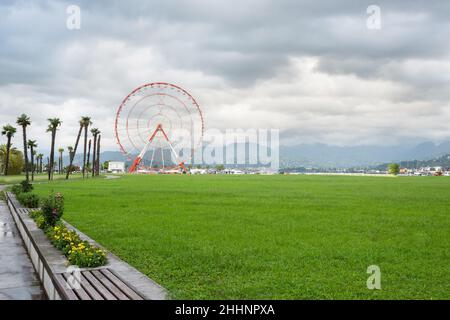 Batumi, Adjara, Georgia - 12 agosto 2018: La ruota panoramica sul terrapieno di Batumi. Foto Stock