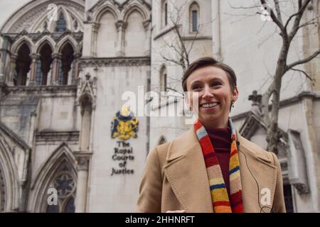 Londra, Regno Unito 25th gennaio 2022. Il dottor Alice Brough, uno dei ricorrenti, al di fuori delle corti reali di giustizia dopo l'udienza. Gli attivisti per i diritti degli animali si sono riuniti per protestare contro l'agricoltura delle fabbriche, mentre il gruppo di allevamento delle fabbriche di rottami ha lanciato la sua sfida legale contro la DEFRA per non aver adottato adeguate precauzioni contro i rischi pandemici noti dell'agricoltura delle fabbriche. Credit: Vuk Valcic / Alamy Live News Foto Stock