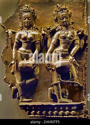 Sculture in bronzo tibetano del XV secolo di due Dakini danzanti e musicali provenienti dalla collezione permanente di arte tibetana presso il Museo d'Arte Orientale di Torino. Foto Stock
