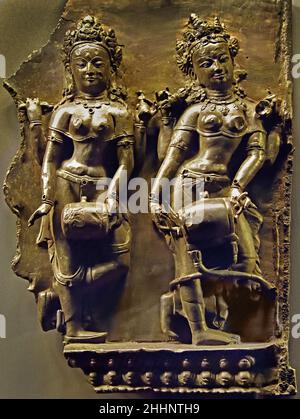 Sculture in bronzo tibetano del XV secolo di due Dakini danzanti e musicali provenienti dalla collezione permanente di arte tibetana presso il Museo d'Arte Orientale di Torino. Foto Stock