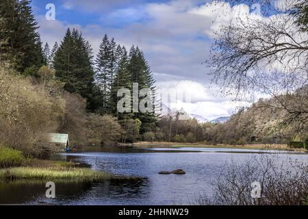 Vista da Loch Ard verso ben Lomond in lontananza Foto Stock