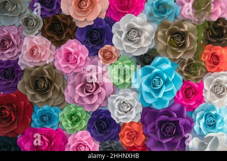 Rosa fatta di carta. Rose fatte a mano sfondo. Collezione di molte rose colorate origami che formano un bellissimo sfondo floreale. Col artificiale Foto Stock