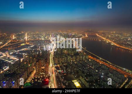 Vista panoramica sulla città di Seoul, Corea del Sud, guardando in direzione ovest al tramonto Foto Stock