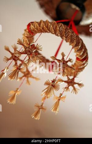 Ornamento di Natale fatto di paglia - fiocchi di neve fatti a mano tradizionale paglia Foto Stock