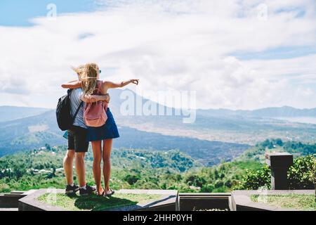 Viaggiatori di coppia senza volto che amano pittoreschi e abbraccianti Foto Stock